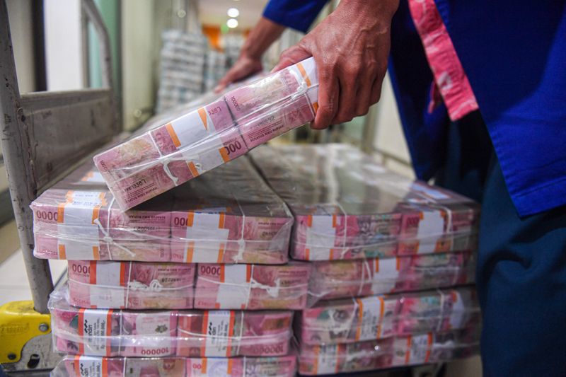 antarafoto-peredaran uang rupiah-lebaran-2024-030424-adm-4