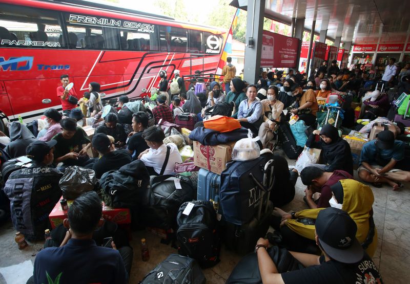 antarafoto-terminal-kalideres-masih-dipadati pemudik 08042024-bal-4
