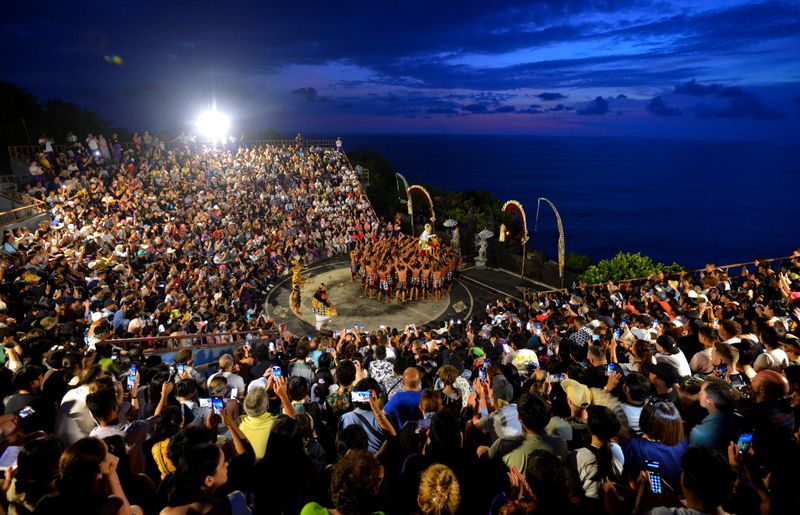 antarafoto-wisata-tari-kecak-uluwatu-bali-110424-fik-1