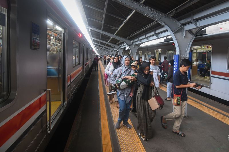 antarafoto-peningkatan-jumlah-penumpang-krl-commuterline-jabodetabek-120424-app-