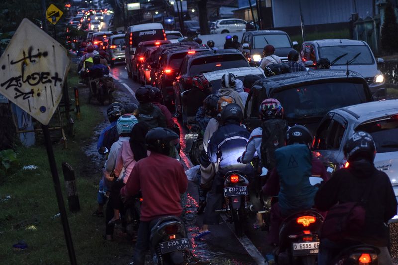 antarafoto-arus-balik-lebaran-di-jalur-selatan-120424-adb-10