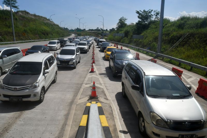 antarafoto-kemacetan-kendaraan-di-exit tol parungkuda-sukabumi-130424-arf-2