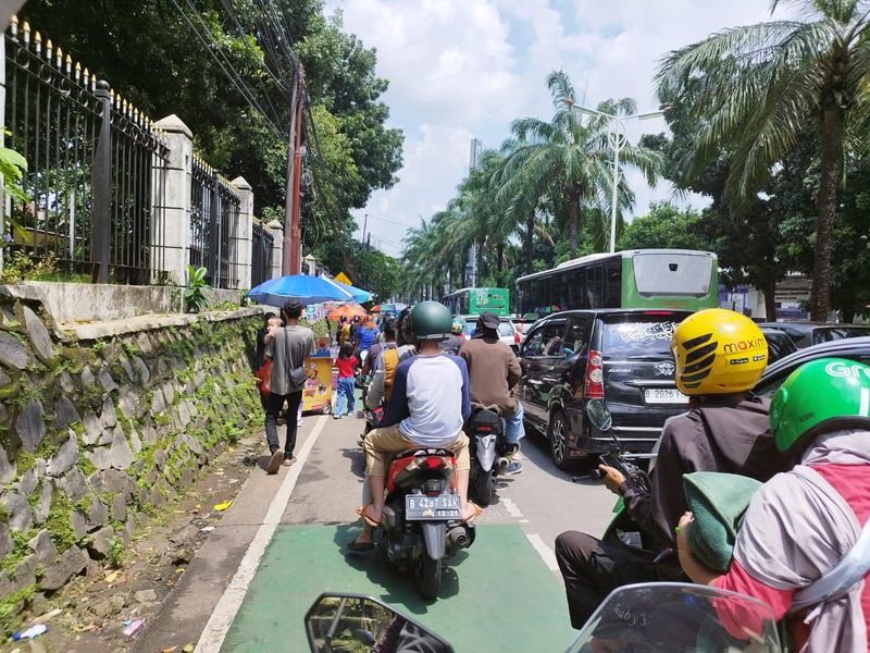 Jalan arah masuk Kebun Binatang Ragunan