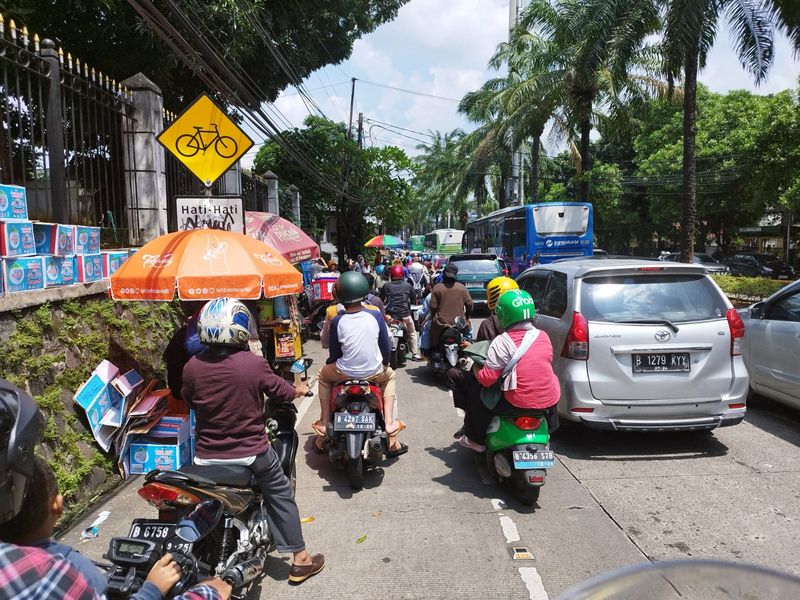 Jalan arah masuk Kebun Binatang Ragunan