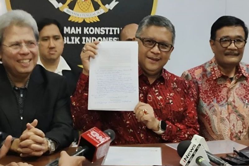 Hasto menyerahkan surat Amicus Curiae