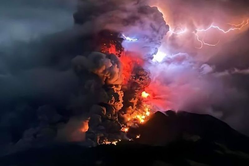 Gunung Ruang Sitaro meletus