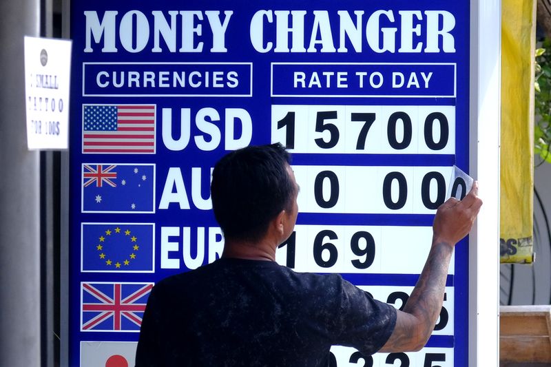 antarafoto-pelemahan-nilai-tukar-rupiah dolar as-180424-nhw-1
