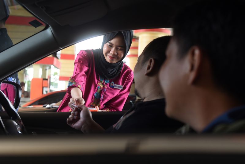 antarafoto-pegawai-ancol-kenakan-kebaya-peringati-hari-kartini-210424-ies-1