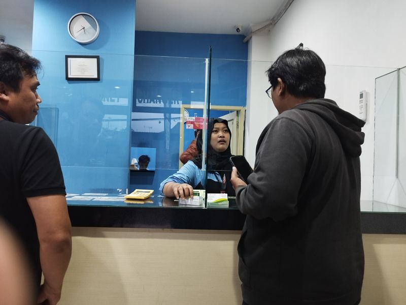 transaksi penukaran uang rupiah dan dolar