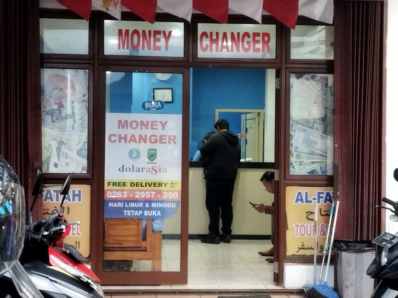 transaksi penukaran uang rupiah dan dolar
