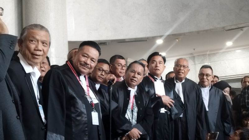 Yusril Ihza Mahendra bersama tim hukum paslon 2