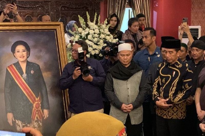 Presiden Jokowi Melayat Jenazah Mooryati Soedibyo