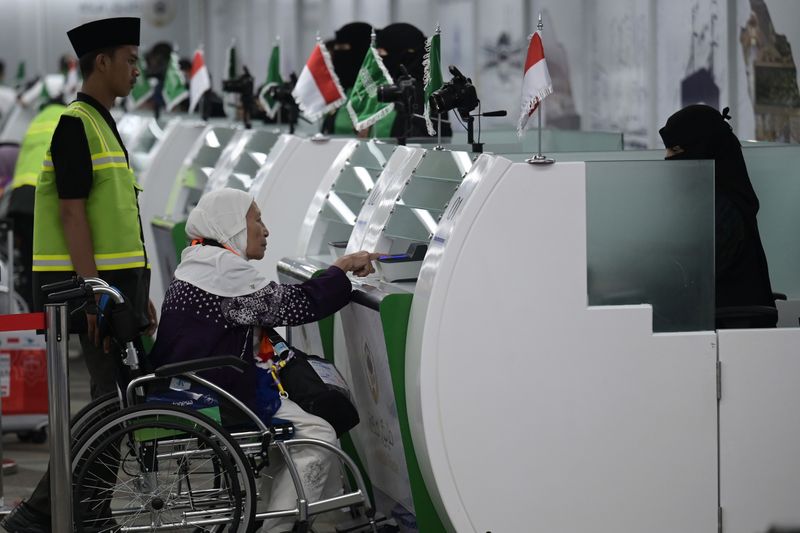 antarafoto-pelepasan-kloter-pertama-jamaah-calon-haji-120524-sgd-13