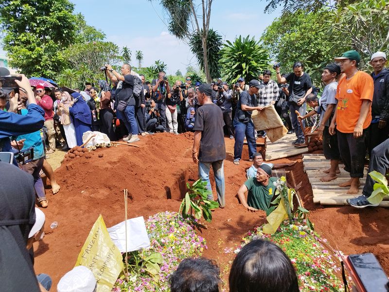 pemakaman korban kecelakaan bus di Subang