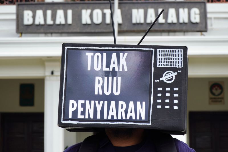 antarafoto-aksi-wartawan-tolak-ruu-malang-170524-is-2