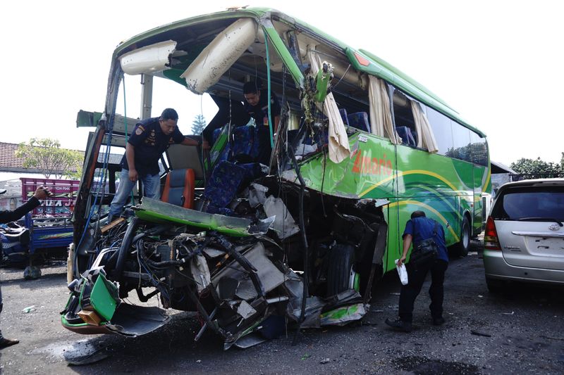 antarafoto-pemeriksaan-kecelakaan-bus-230524-sa-3
