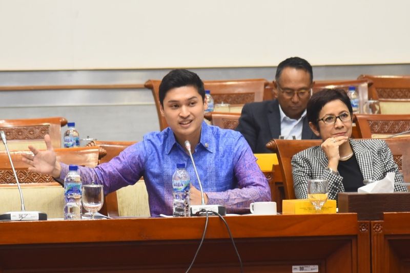 Anggota_Komisi_I_DPR_RI_Rizki_Natakusumah_saat_mengikuti_Rapat_Kerja_Komisi_I_DP