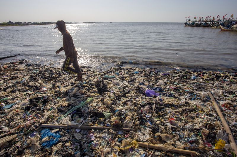 antarafoto-sampah-plastik-menumpuk-di-pantai-12072024-da-3