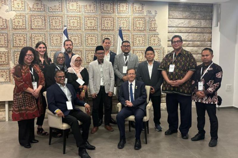 Nahdliyin yang berfoto bersama Presiden Israel Isaac Herzog