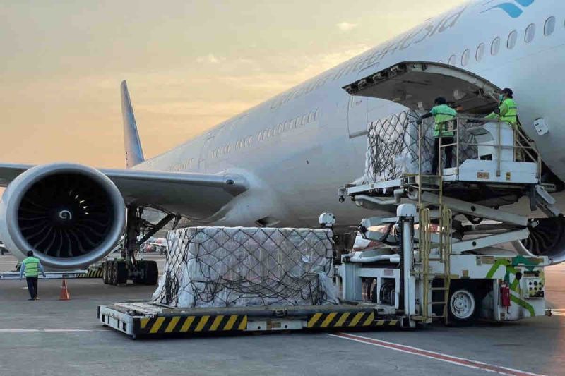 Sejumlah barang dimasukan ke bagasi pesawat Garuda Indonesia