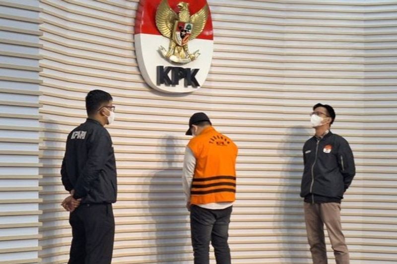 kpk hadirkan tersangka baru pengembangan kasus dugaan korupsi djka