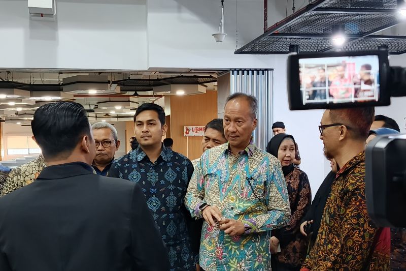 Menteri Perindustrian Agus Gumiwang Kartasasmita