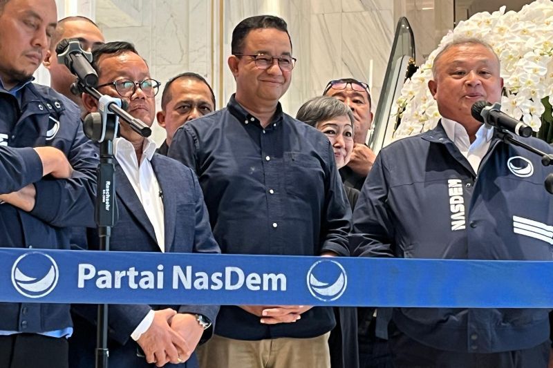 Sekretaris Jenderal NasDem Hermawi Taslim (kanan) bersama Anies Baswedan