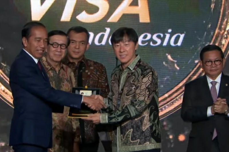 Presiden Joko Widodo menyerahkan Golden Visa pada Indonesia Shin Tae-yong