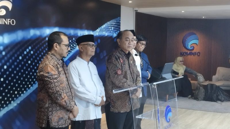 Ketua MUI Pusat KH Anwar Iskandar dan Menteri Komunikasi dan Informatika Budi Arie Setiadi