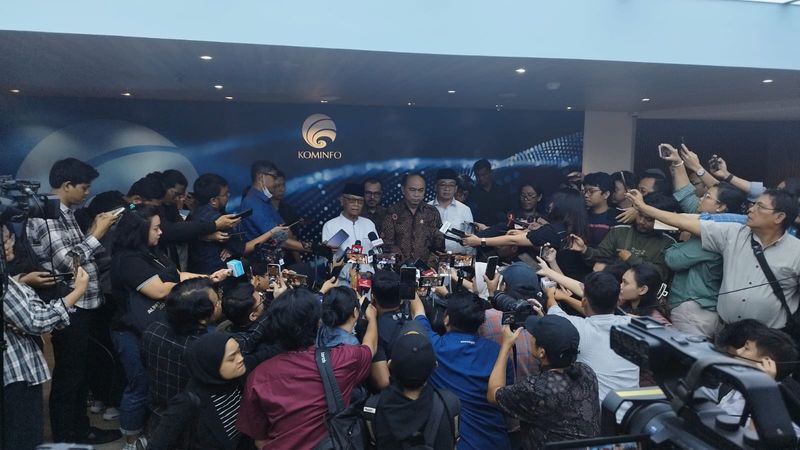 Ketua MU KH Anwar Iskandar dan Menteri Komunikasi dan Informatika Budi Arie Setiadi