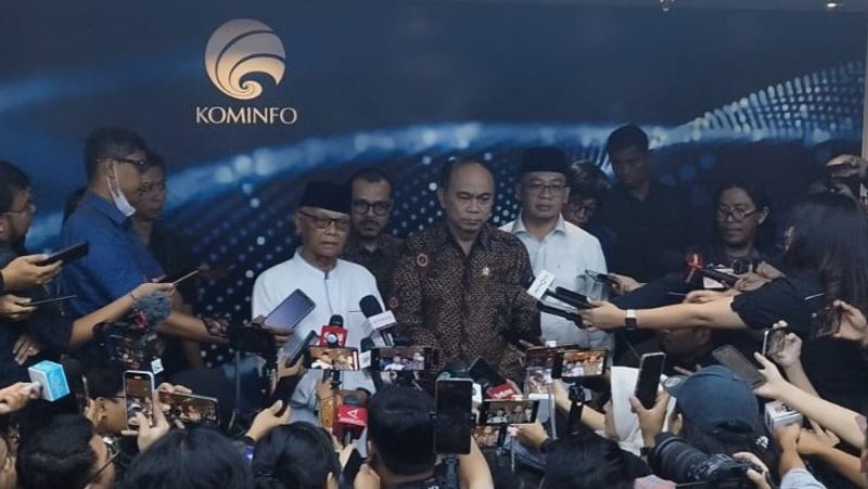 Menteri Komunikasi dan Informatik Budi Arie Setiadi bersama Ketua MUI KH Anwar Iskandar