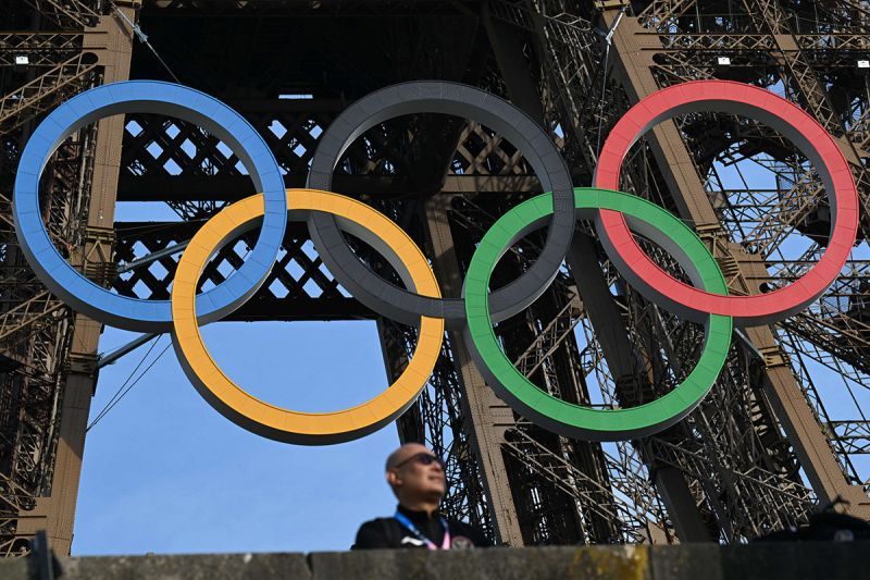 Cincin Olimpiade terpasang di Menara Eiffel, Paris