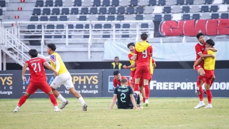 pemain Thailand U-19 melakukan selebrasi
