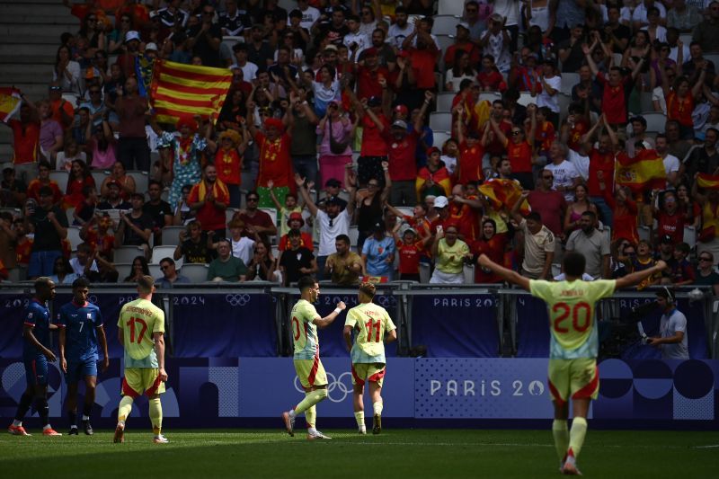 Gelandang Spanyol Fermin Lopez dan Alex Baena 
