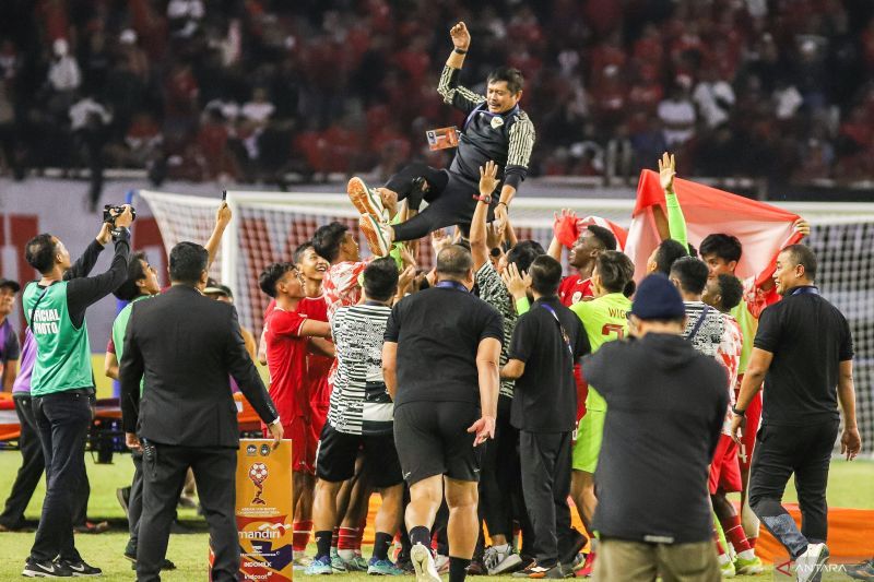 berselebrasi mengangkat pelatih Indra Sjafri