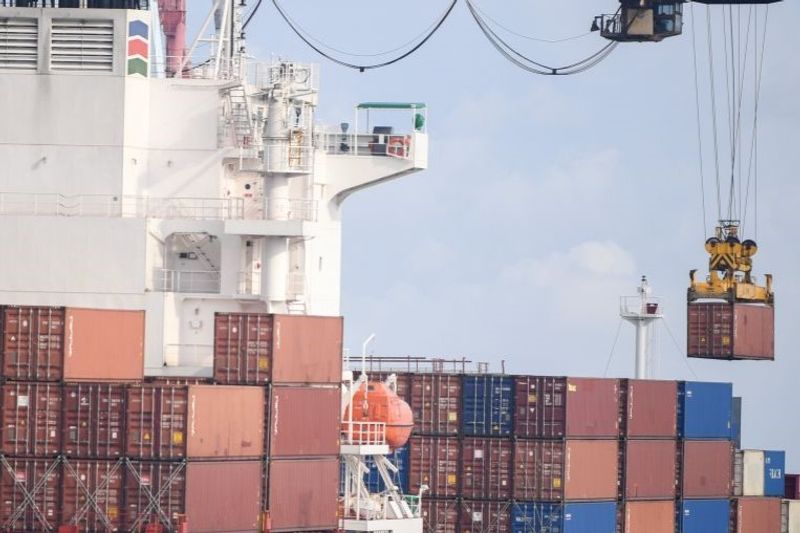 Suasana bongkar muat kontainer pada kapal kargo di dermaga tanjung priok