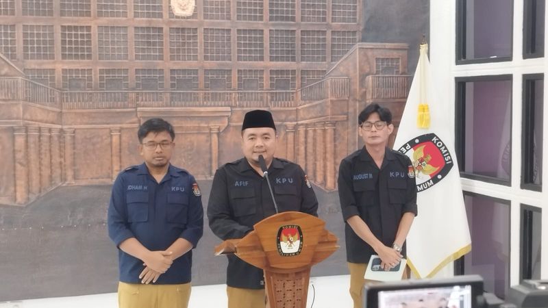 Ketua KPU RI Mohammad Afifuddin dan anggota KPU RI Idham Kholik