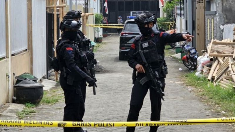 Petugas Gegana mengamankan lokasi penggeledahan terduga teroris di Kota Batu