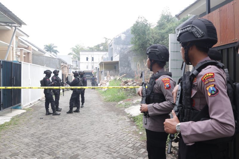 Tim Densus 88 Antiteror Polri dan Polda Jatim melakukan penyisiran rumah terduga teroris Malang