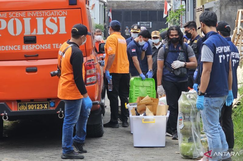 Petugas dari Tim Inafis