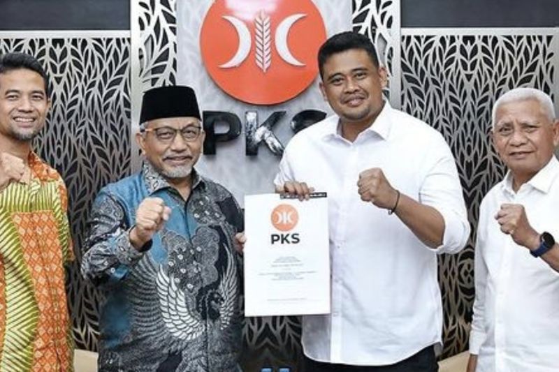Presiden PKS Ahmad Syaikhu (dua kiri) menyerahkan surat rekomendasi kepada Bobby Nasution