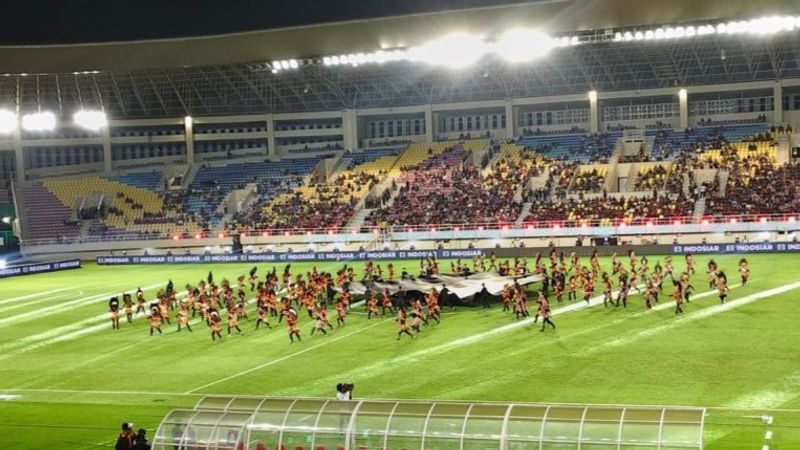 Penampilan tarian Topeng Ireng pada penutupan Piala Presiden 2024