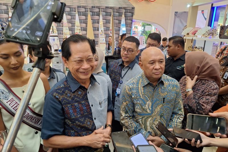 Presiden Direktur BCA Jahja Setiaatmadja dan Menteri Koperasi dan UKM Teten Masduki