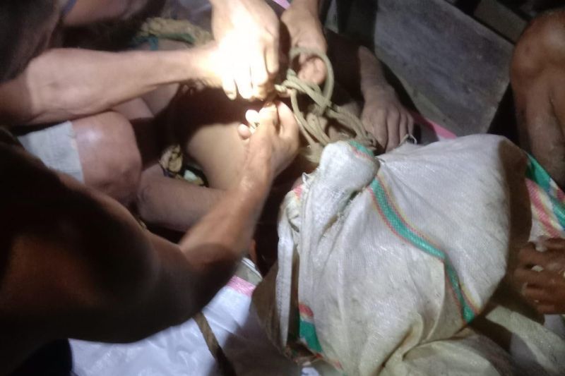 Para korban penambang saat berhasil dievakuasi dari tambang emas ilegal