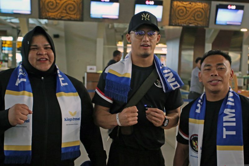 atlet angkat besi Rizki Juniansyah (tengah)