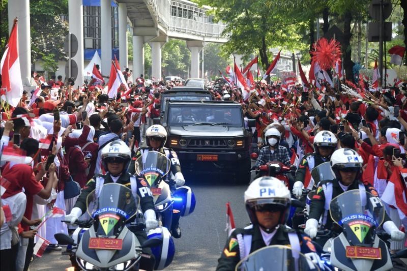 Masyarakat menyambut antusias arak-arakan peserta Kirab Bendera Merah Putih