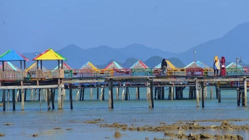 Wisatawan sedang berswafoto di salah satu objek wisata di Aceh Besar