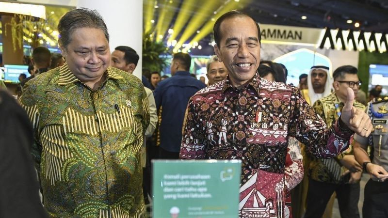 Presiden Joko Widodo (kanan) didampingi Menko Perekonomian Airlangga Hartarto