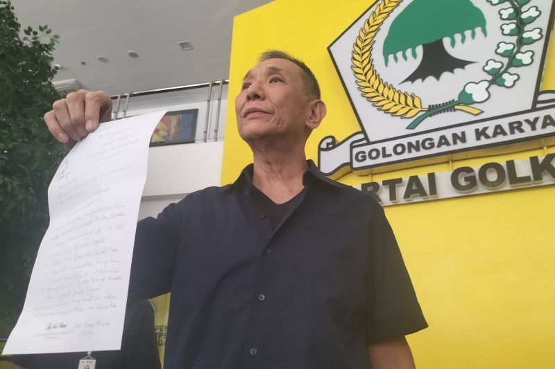 Jusuf Hamka atau Babah Alun menunjukkan surat pengunduran diri dari Partai Golkar