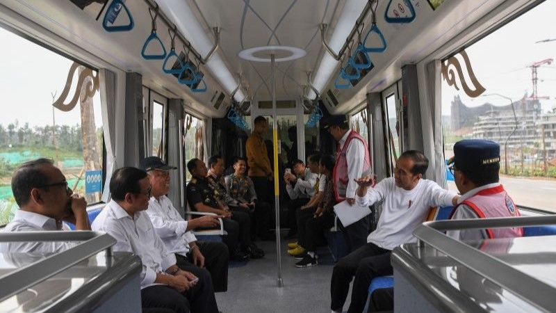 antarafoto-presiden-jokowi-mencoba-kereta-otonom-ikn-130824-sgd-4